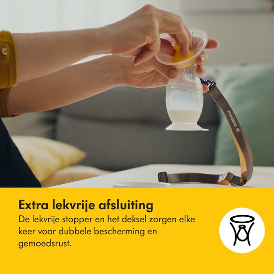 Vrouw vult Medela melkcollector met extra lekvrije afsluiting en dubbele bescherming.