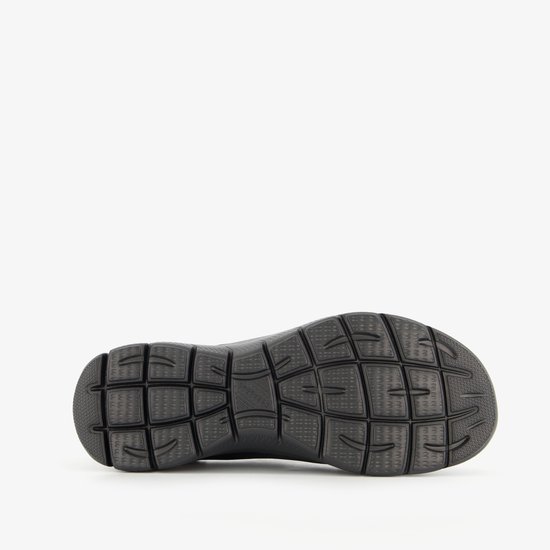Onderkant van een zwarte Skechers instapper met profielzool.
