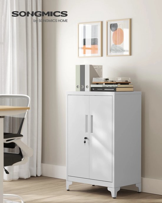 Witte metalen archiefkast van 80B x 90H cm met twee deuren, handgrepen en sloten. Bovenop liggen dossiers en mappen.
