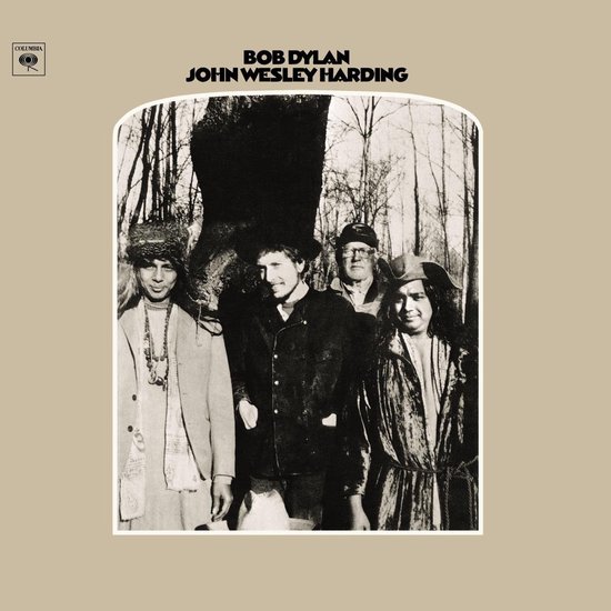 Bob Dylan en drie mannen in kleding uit de jaren '60, staand voor een boom. Centraal op de hoes staat de tekst "BOB DYLAN JOHN WESLEY HARDING".