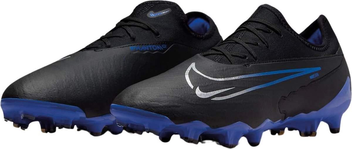 Zwarte Nike Phantom GX Pro FG voetbalschoenen voor senioren, maat 46, met blauwe accenten en een gestroomlijnd ontwerp.