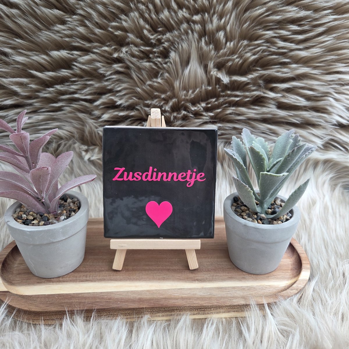 CreaCraft Robuust Wenstegeltje – Zusdinnetje – 10x10 cm – Lief Cadeau voor Zus of Beste Vriendin – Stijlvolle Wanddecoratie met Betekenis – Trendy nu – Decoratief Tegeltje met Standaard – Cadeau Idee Zwart/Fel roze
