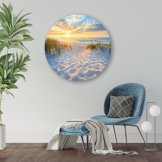 Ronde muurcirkel met een zonsondergang op een strand, met zandduinen en duingras.