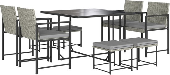 Ensemble de table à manger grise en rotin avec cadre en acier et coussins gris, comprenant une table, quatre chaises et deux poufs.