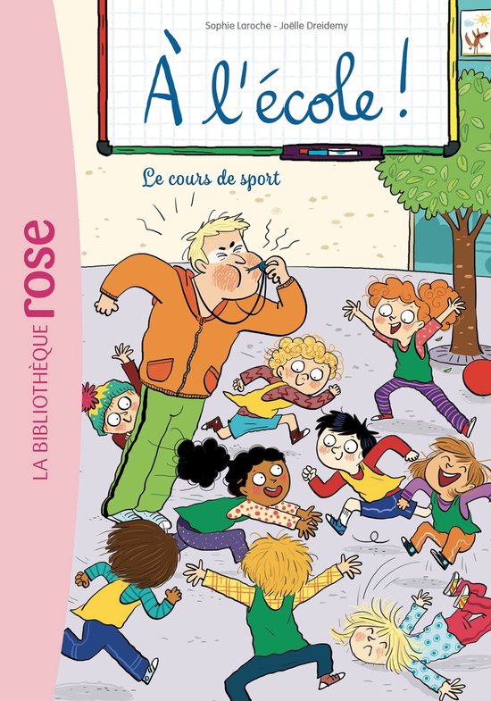Couverture du livre 'À l'école ! Le cours de sport'. Un professeur de sport siffle, entouré d'enfants qui courent.