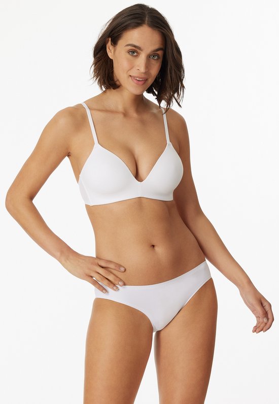 Model in een witte, beugelvrije BH met voorgevormde cups en bijpassend wit slipje.