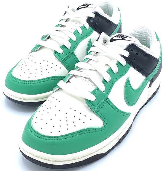 Paar Nike Dunk Low sneakers, wit met groene overlays en zwarte accenten.