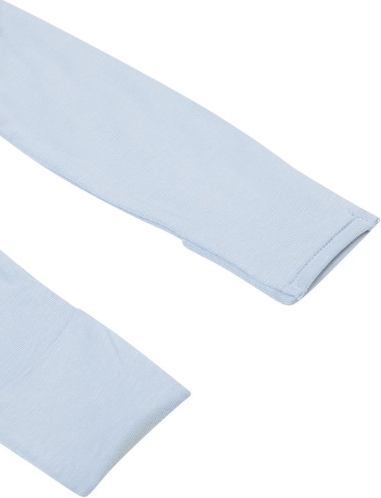 Gedetailleerde weergave van de lichtblauwe mouwen van een baby shirt, met omgeslagen manchetten.