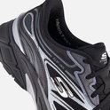 Detail van de zijkant van een zwarte Skechers sneaker met 'Slip-ins' logo en zilverkleurige lijnen.