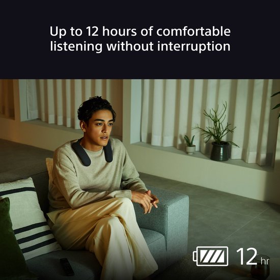 Man zit op de bank met nekband speaker. Tekst: 'Up to 12 hours of comfortable listening without interruption'. Batterij-icoon met 12 uur.