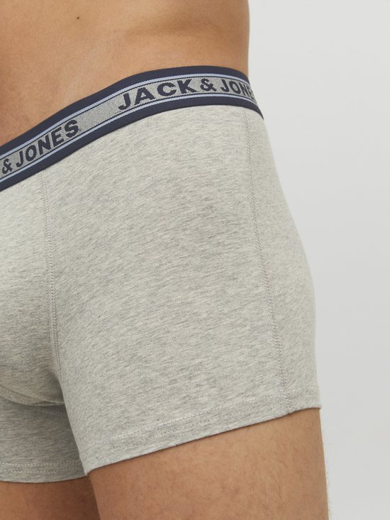 Close-up van een lichtgrijze boxer met grijze en marineblauwe 'JACK & JONES' tailleband.