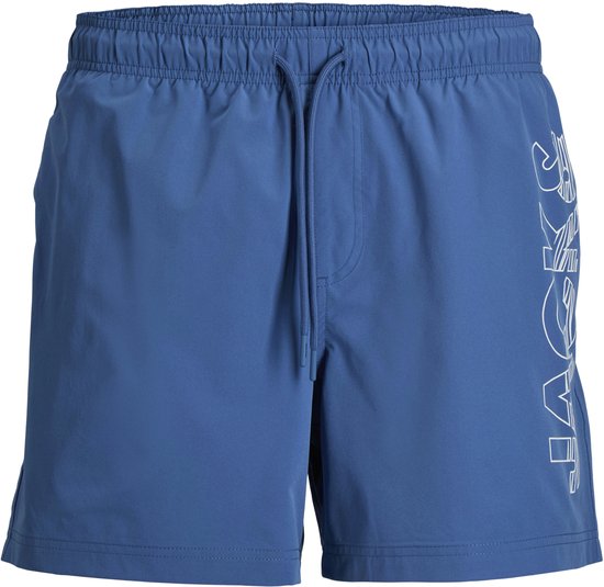 Blauwe zwemshort met elastische tailleband en trekkoord. Tekst 'JACK&JONES' op de zijkant.
