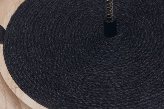 Detail van het zwarte sisal touw op de houten kattenmolen.