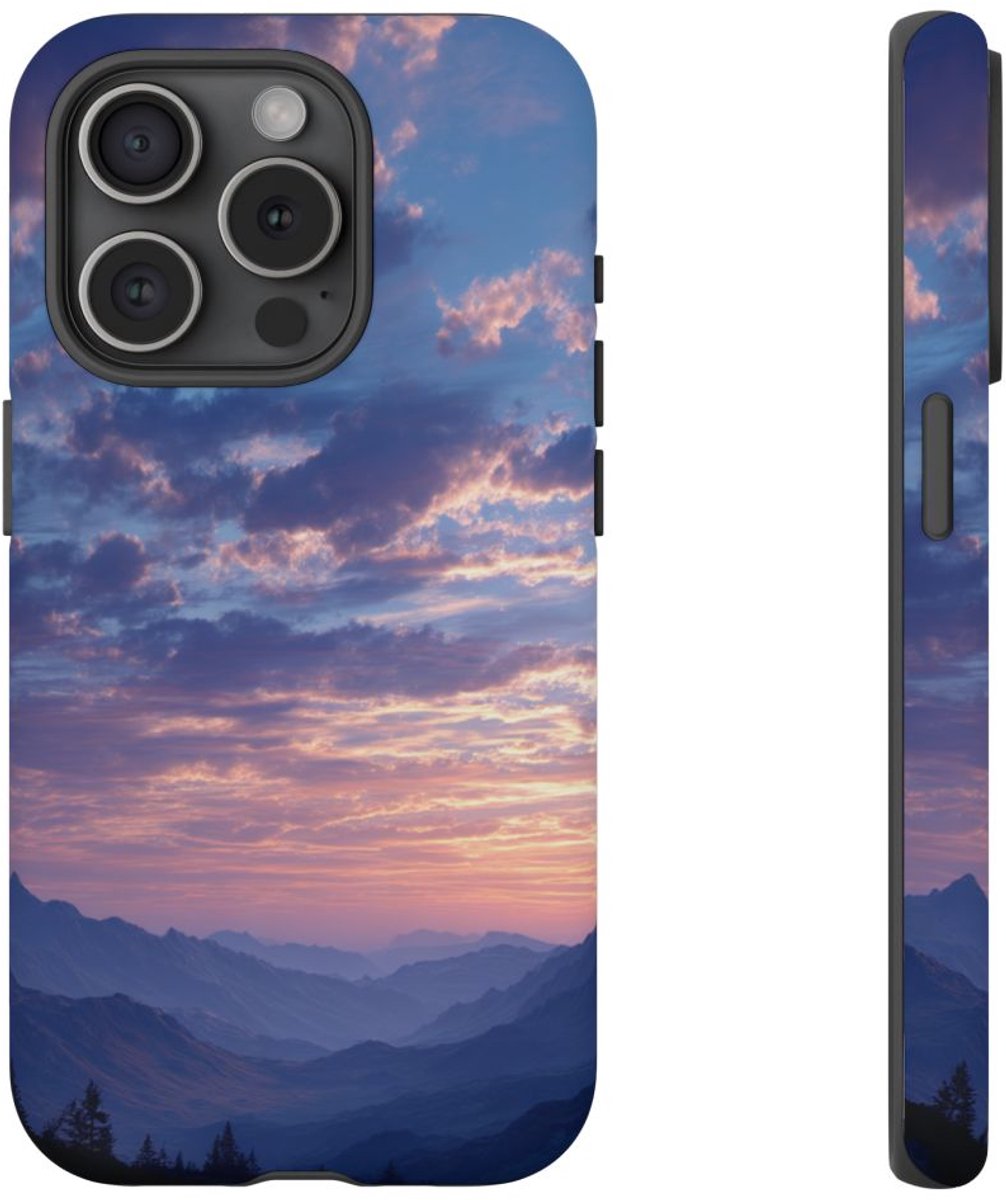 Berglandschap bij Zonsopkomst – Telefoonhoesje Geschikt voor iPhone 15 Pro
