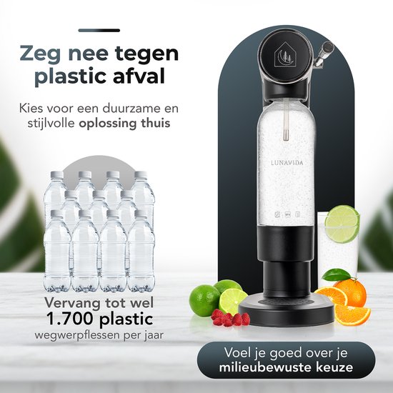 Zwarte LunaVida Callisto soda maker en een glas bruiswater, met tekst over plastic afval en fruit.