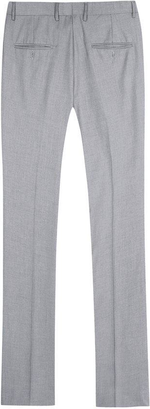 Achterkant van een grijze broek met persplooien.