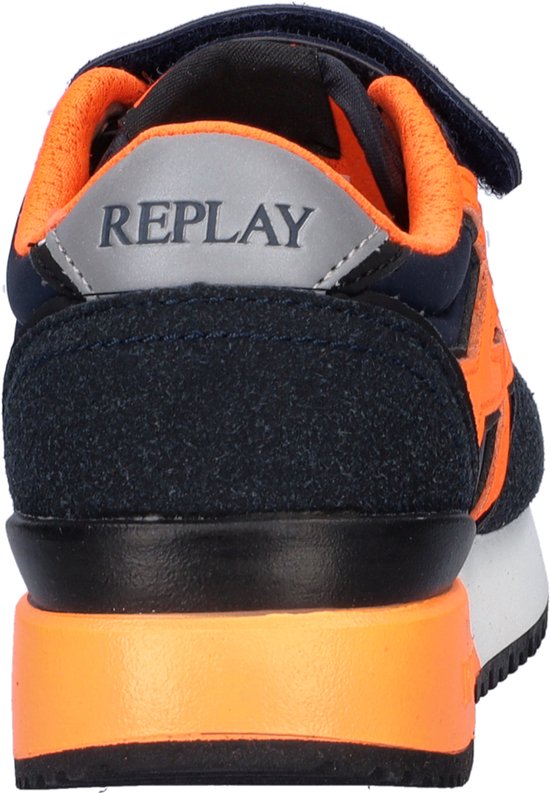 Achterkant van donkerblauwe sneaker met oranje voering en logo op de hiel.