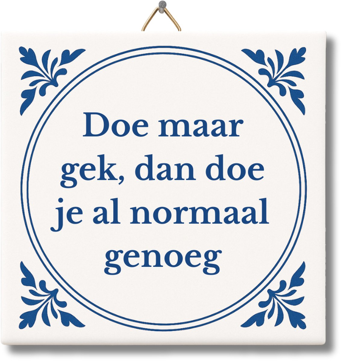 NietMokken.nl – Tegeltje “Doe maar gek, dan doe je al normaal genoeg” – Grappige tegel met ophanghaakje met tekst – Leuk als cadeau – 15x15 cm – Keramiek – Ophangbaar – Origineel en decoratief