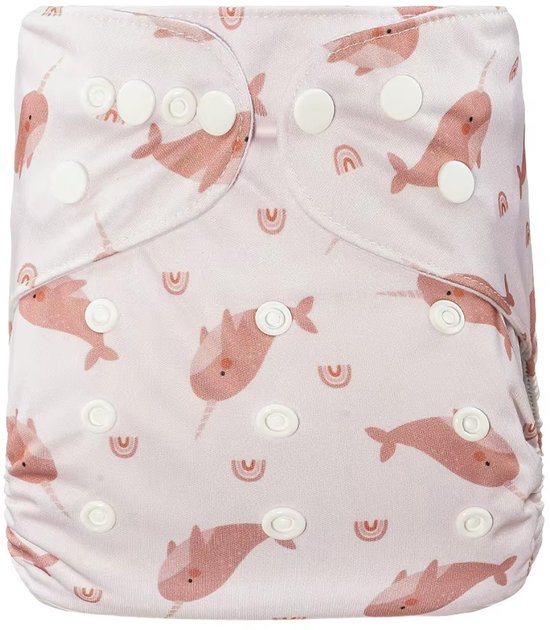 Een oefenbroekje met een print van roze narwals en regenboogjes, sluiting met witte drukknoopjes.