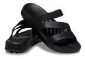 Deux sandales noires Crocs, une partiellement sur l'autre, avec brides.