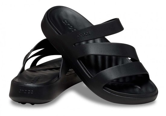 Deux sandales noires Crocs, une partiellement sur l'autre, avec brides.