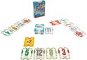 Opstelling van het spel Flip 7 met de doos in het midden. Kaarten liggen verspreid in een boog. Op de grond liggen kaarten met getallen en actiekaarten.