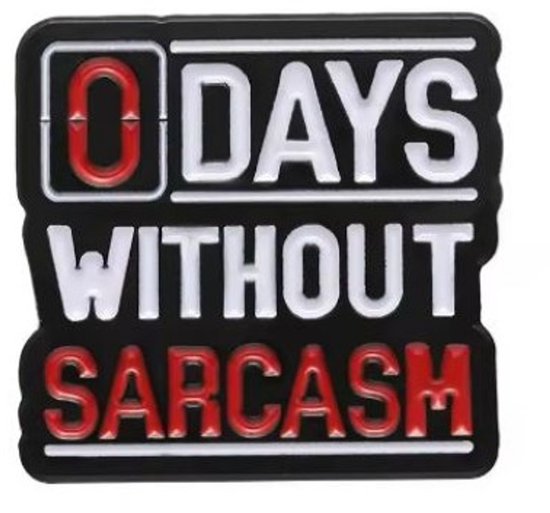 Zwarte emaille pin met witte tekst '0 DAYS WITHOUT SARCASM' en rode accenten.