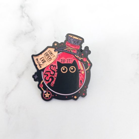 Emotionele pin met een zwarte kat in een fles met de tekst 'DO IT!' en 'DON'T OPEN EVIL inside'.