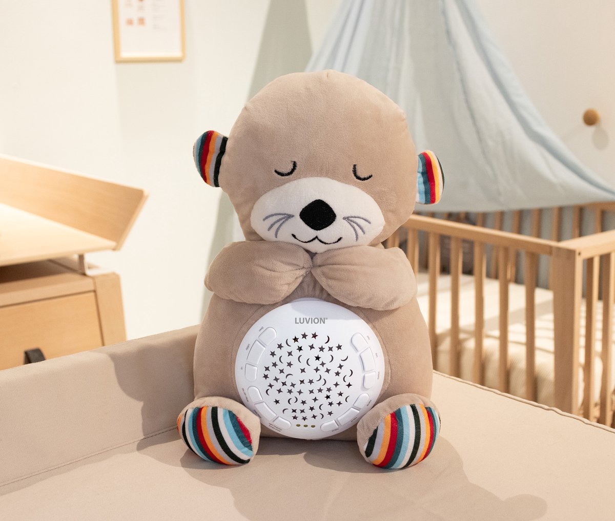 LUVION® Otter Knuffel - Sterrenhemelprojector - White noise machine voor baby en kind - Interactieve knuffel 30cm met hartslag geluid, slaapliedjes en sterrenhemel projector — afbeelding 4