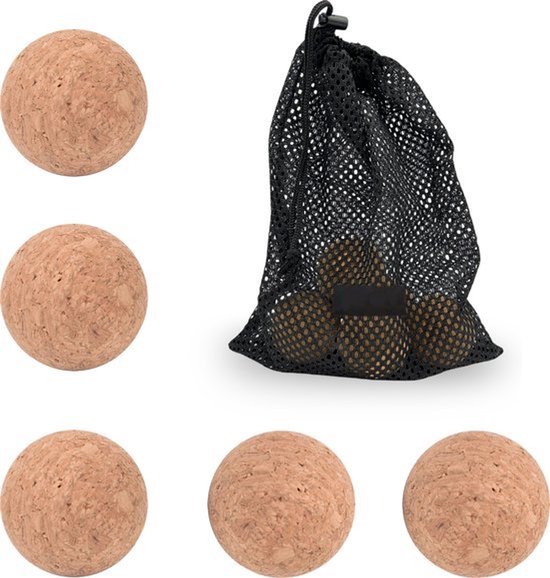 Vier bruine kurken ballen naast een zwarte netzak met drie ballen.