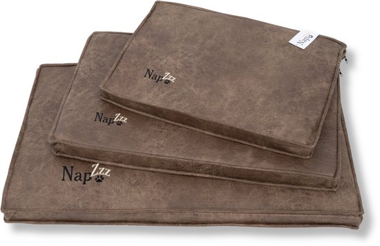 Bruine benchkussens met 'NapZzz' logo, in drie maten gestapeld.