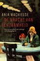 Boekcover van 'De Kracht Van Eenzaamheid' met een illustratie van een vrouw met hoed en groene jas die koffie drinkt.