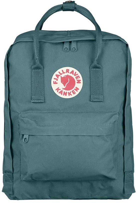 Groene Kånken rugzak van Fjällräven met een voorvak en het ronde logo.