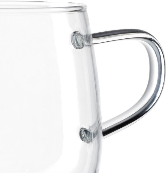 Close-up van de zilverkleurige, gebogen handgreep van een dubbelwandige glazen mok.