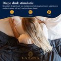 Vrouw leest een boek onder een donkergrijs dekbed. Teksten over diepe druk stimulatie, serotonine, melatonine en cortisol.