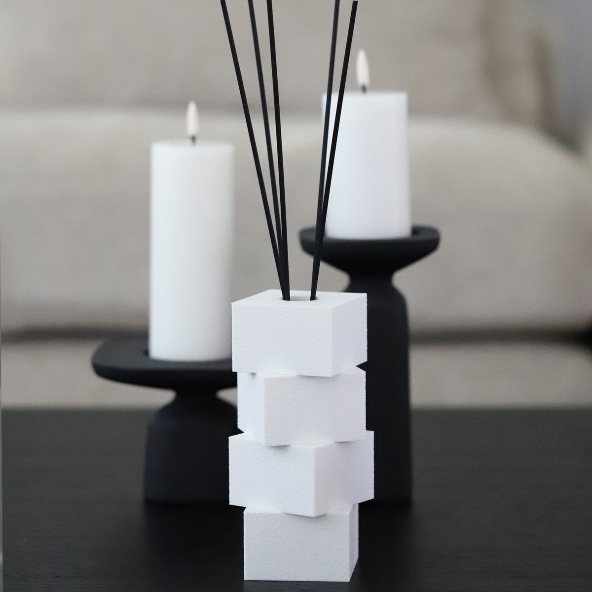 Witte Geurstokjeshouder Structuur – Luxe Diffuser Set Amber Oak en Black Diamond – Navulbare Geurstokjes 400 ml – Huisparfum Cadeau