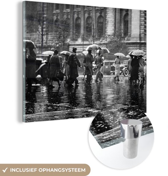 MuchoWow® Glasschilderij 40x30 cm - Schilderij acrylglas - Mensen lopen over straat in de regen in New York -zwart-wit - Foto op glas - Schilderijen