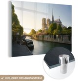 MuchoWow® Glasschilderij 30x20 cm - Schilderij acrylglas - De Notre-Dame in Parijs met een zonsondergang - Foto op glas - Schilderijen