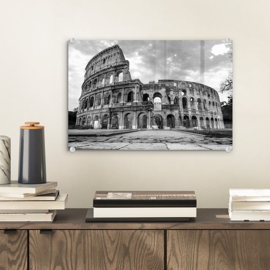 MuchoWow® Glasschilderij 30x20 cm - Schilderij acrylglas - Verlichte Colosseum in Rome - zwart wit - Foto op glas - Schilderijen