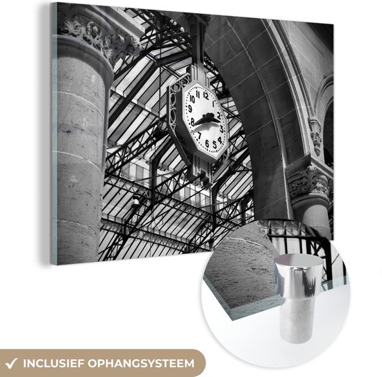 MuchoWow® Glasschilderij 60x40 cm - Schilderij acrylglas - Art Deco klok in Gare du Nord Station in Parijs - zwart wit - Foto op glas - Schilderijen