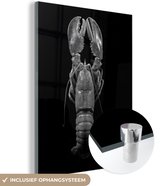 MuchoWow® Glasschilderij 90x120 cm - Schilderij acrylglas - Gestoomde kreeft op een zwarte achtergrond - zwart wit - Foto op glas - Schilderijen