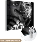 MuchoWow® Glasschilderij 90x90 cm - Schilderij acrylglas - Een vrouw met zilveren gloed met hand - zwart wit - Foto op glas - Schilderijen