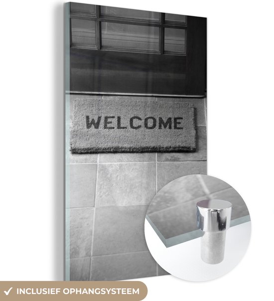 MuchoWow® Glasschilderij 60x90 cm - Schilderij acrylglas - Een Welkom mat aan de deur - zwart wit - Foto op glas - Schilderijen