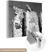 MuchoWow® Glasschilderij 90x90 cm - Schilderij acrylglas - Berlijn - Muur - Zwart - Wit - Foto op glas - Schilderijen