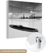 MuchoWow® Glasschilderij 20x20 cm - Schilderij acrylglas - Surfplank op het strand van Boracay - zwart wit - Foto op glas - Schilderijen