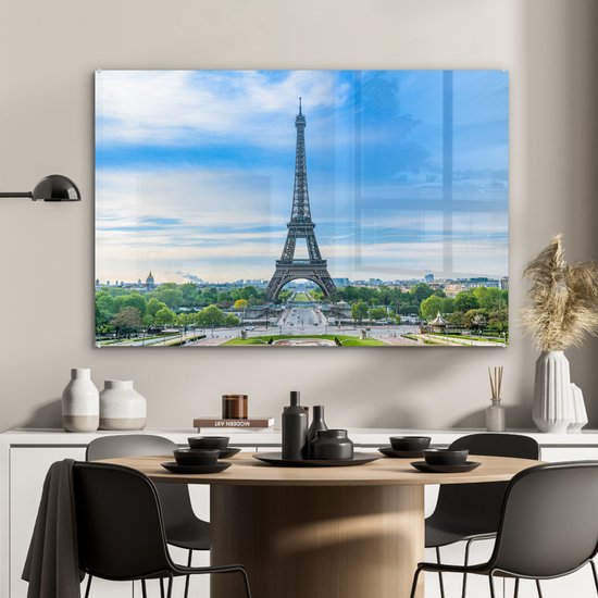 MuchoWow® Glasschilderij 120x80 cm - Schilderij acrylglas - Eiffeltoren onder een blauwe lucht - Foto op glas - Schilderijen