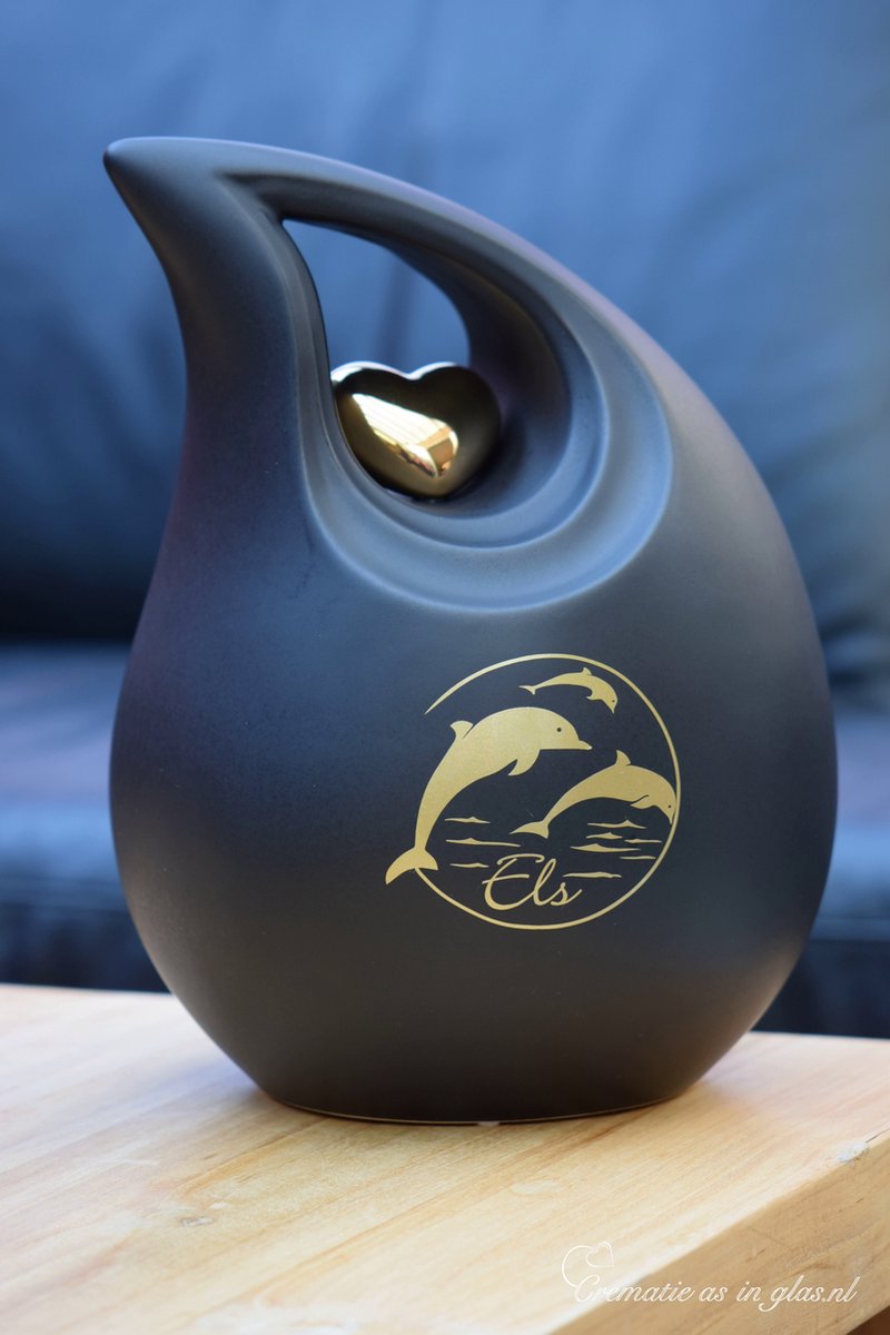 urn-keramiek-crematie-as schuine traan urn-groot model-met uw gewenste naam en dolfijnen-Middels goud metallic sign-folie-mat zwart met metalen gouden metallic hartje, inhoud 3,80 liter, lengte 28 cm, meerdere maten beschikbaar