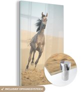 MuchoWow® Glasschilderij 60x90 cm - Schilderij acrylglas - Paard - Zand - Woestijn - Foto op glas - Schilderijen