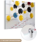 MuchoWow® Glasschilderij 120x90 cm - Schilderij acrylglas - Moleculen op het periodiek systeem - Foto op glas - Schilderijen