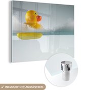 MuchoWow® Glasschilderij 120x90 cm - Schilderij acrylglas - Badeend - Water - Schuim - Foto op glas - Schilderijen